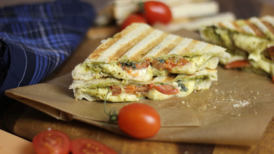 Panini Tomate-Mozzarella I Gegrilltes Sandwich I Schneller Snack für ...