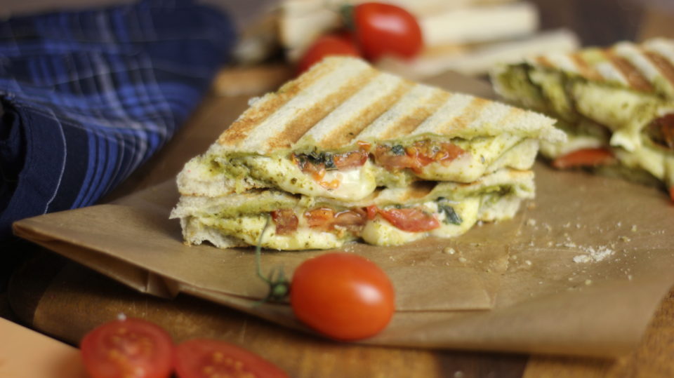 Panini Tomate-Mozzarella I Gegrilltes Sandwich I Schneller Snack für ... Panini Tomate-Mozzarella I Gegrilltes Sandwich I Schneller Snack für ...